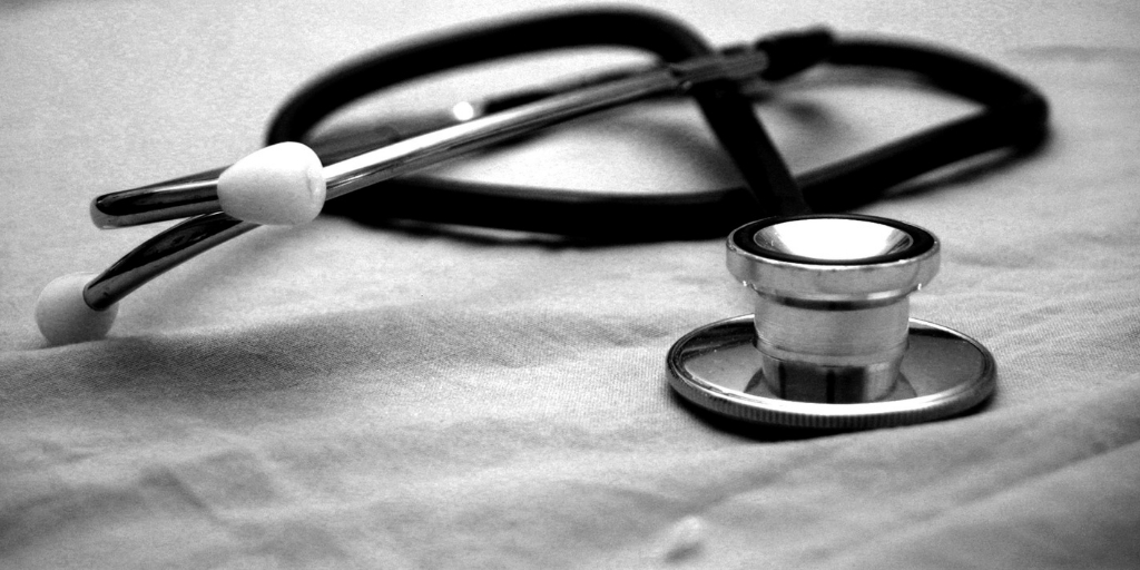 a black and white image of a stethoscope on a white background