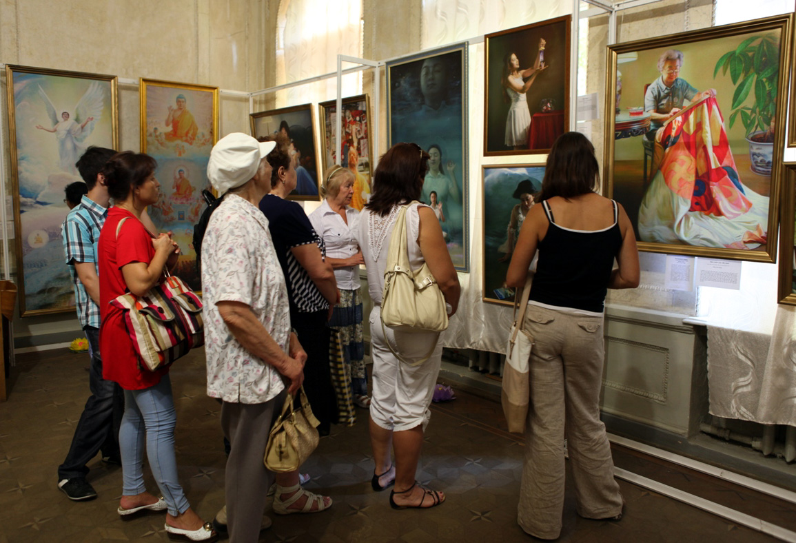 Image of 7 people in an art gallery looking at the painting in front of them