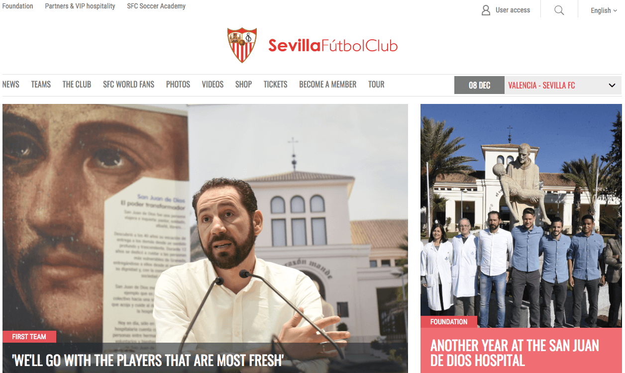 Homepage of Sevilla Football Club with two images of a man speaking before the press and some people posing for a photo in front of a statue