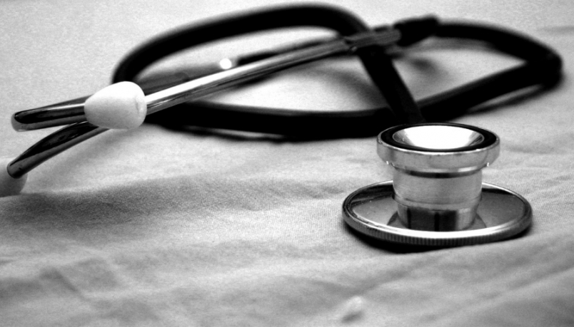 a black and white image of a stethoscope on a white background