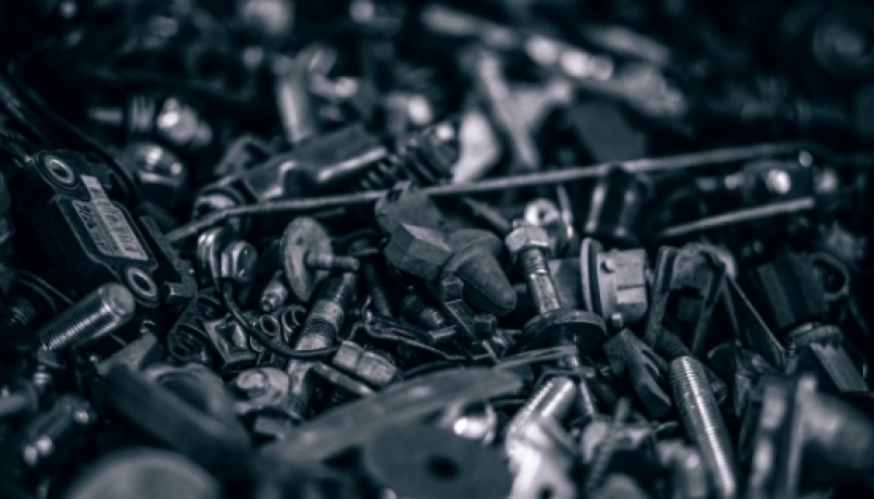  A lot of iron nails piled up