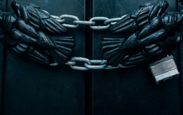 blog banner with chains and black background