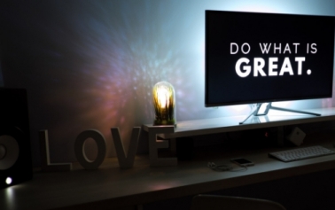 blog banner with a tv screen reading a message 'Do what is great'